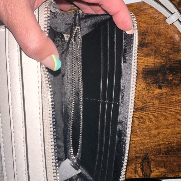 DKNY soft-White leather Carter Camera Bag - Picture 4 of 9